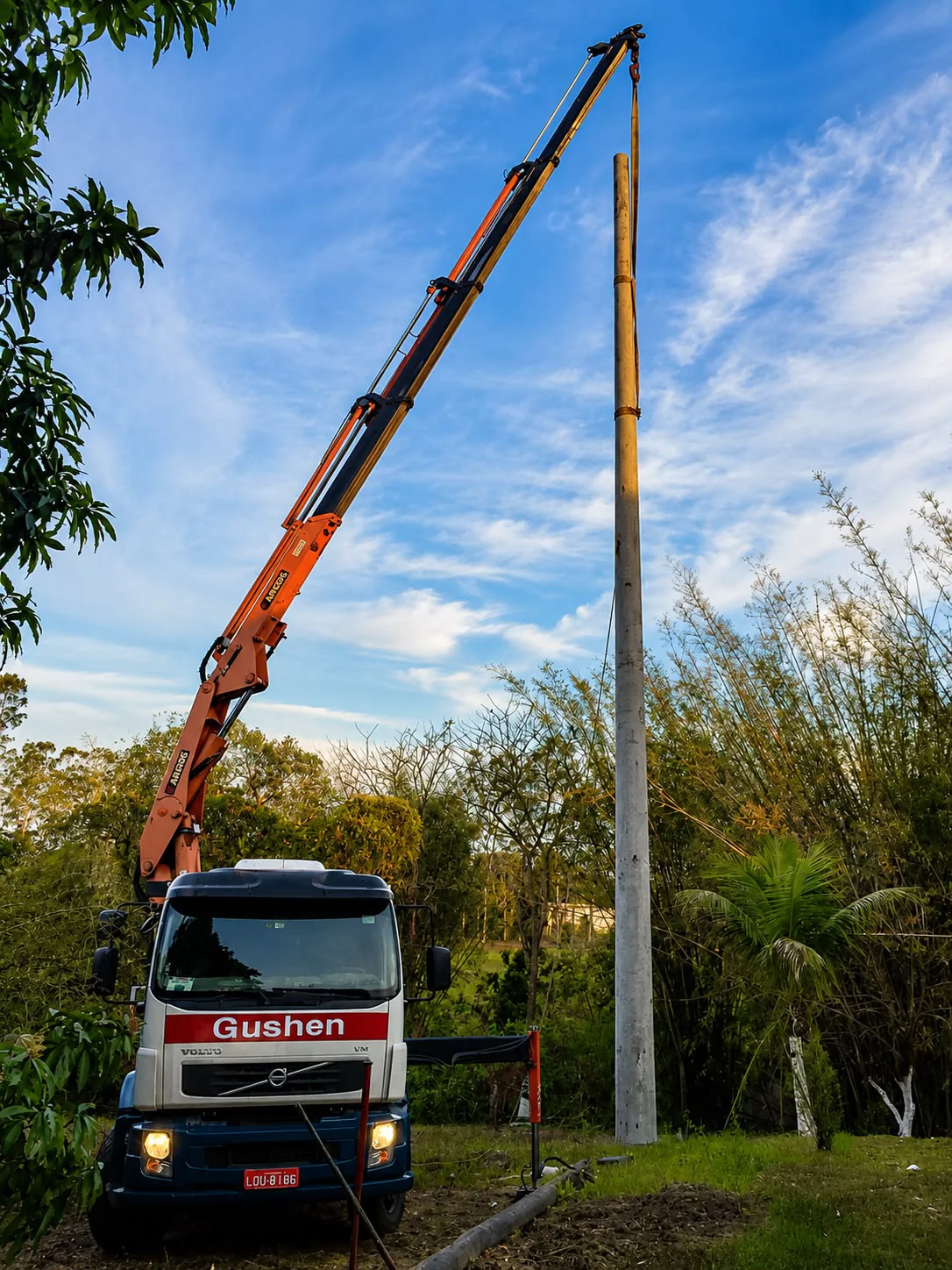 Instalação de postes elétricos com caminhão munck